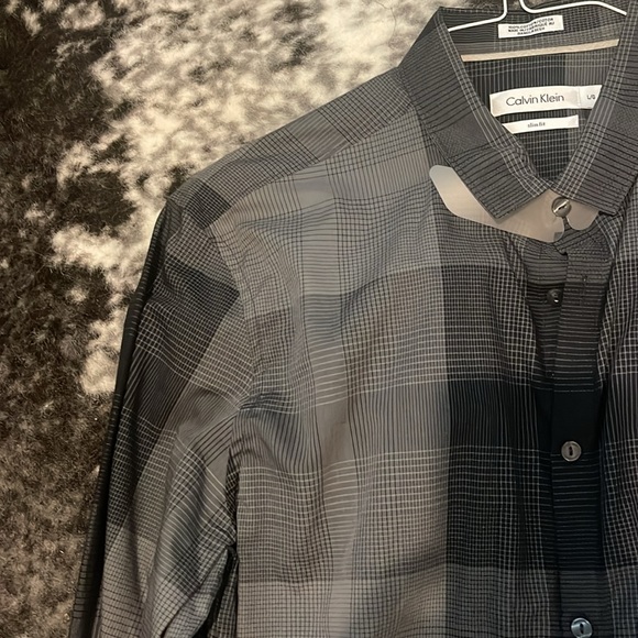 Bundle of 2 Calvin Klein large long sleeve collared button up shirts. - Picture 4 of 4